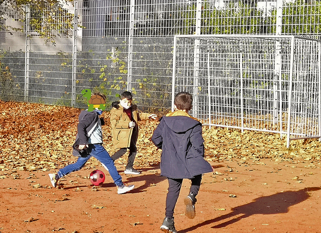 Spielplatzbesuch in der Herbstsonne