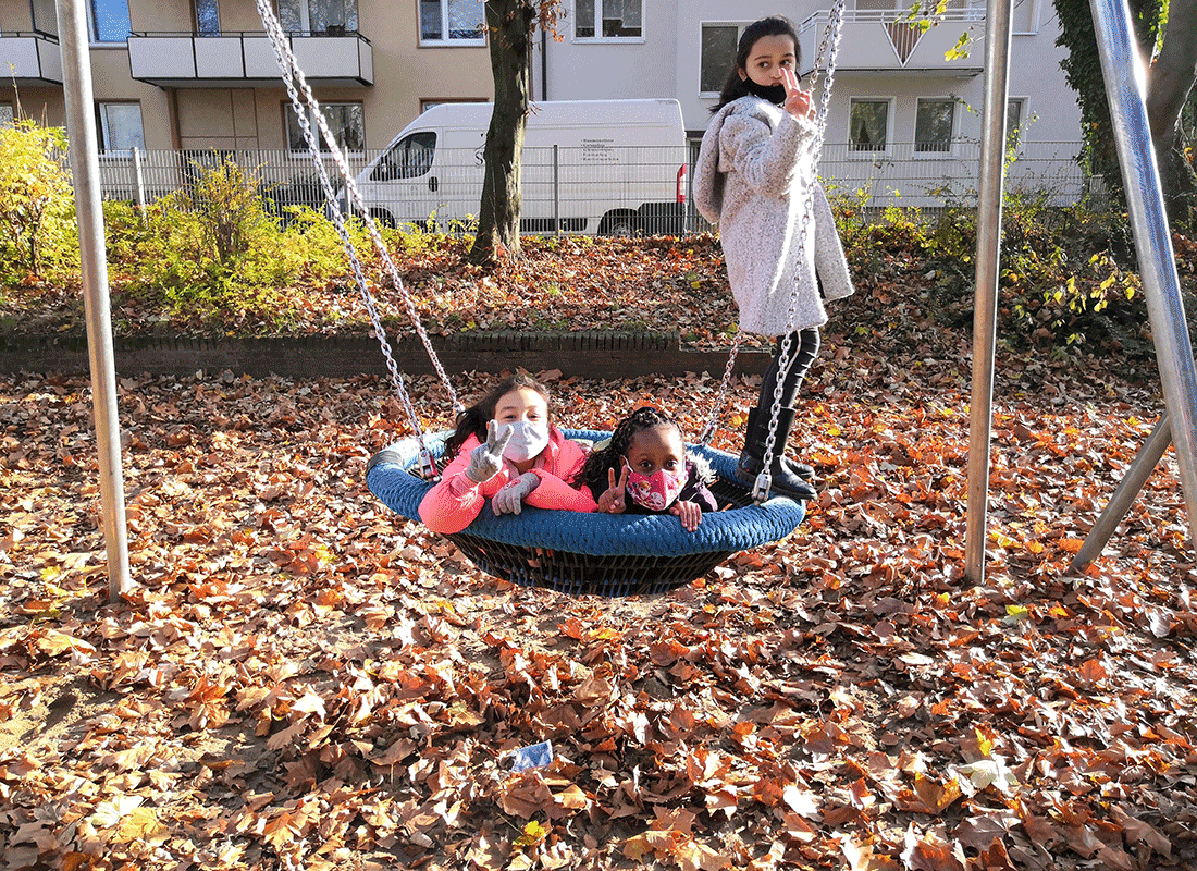 Spielplatzbesuch in der Herbstsonne