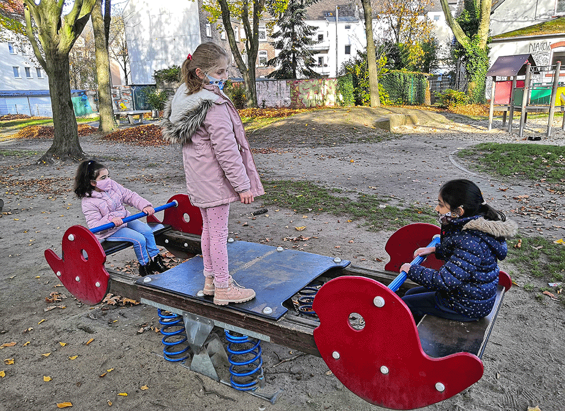 Spielplatzbesuch in der Herbstsonne