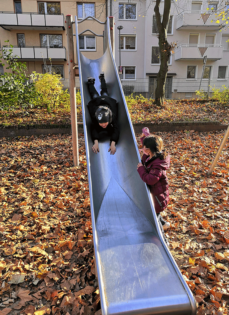 Spielplatzbesuch in der Herbstsonne