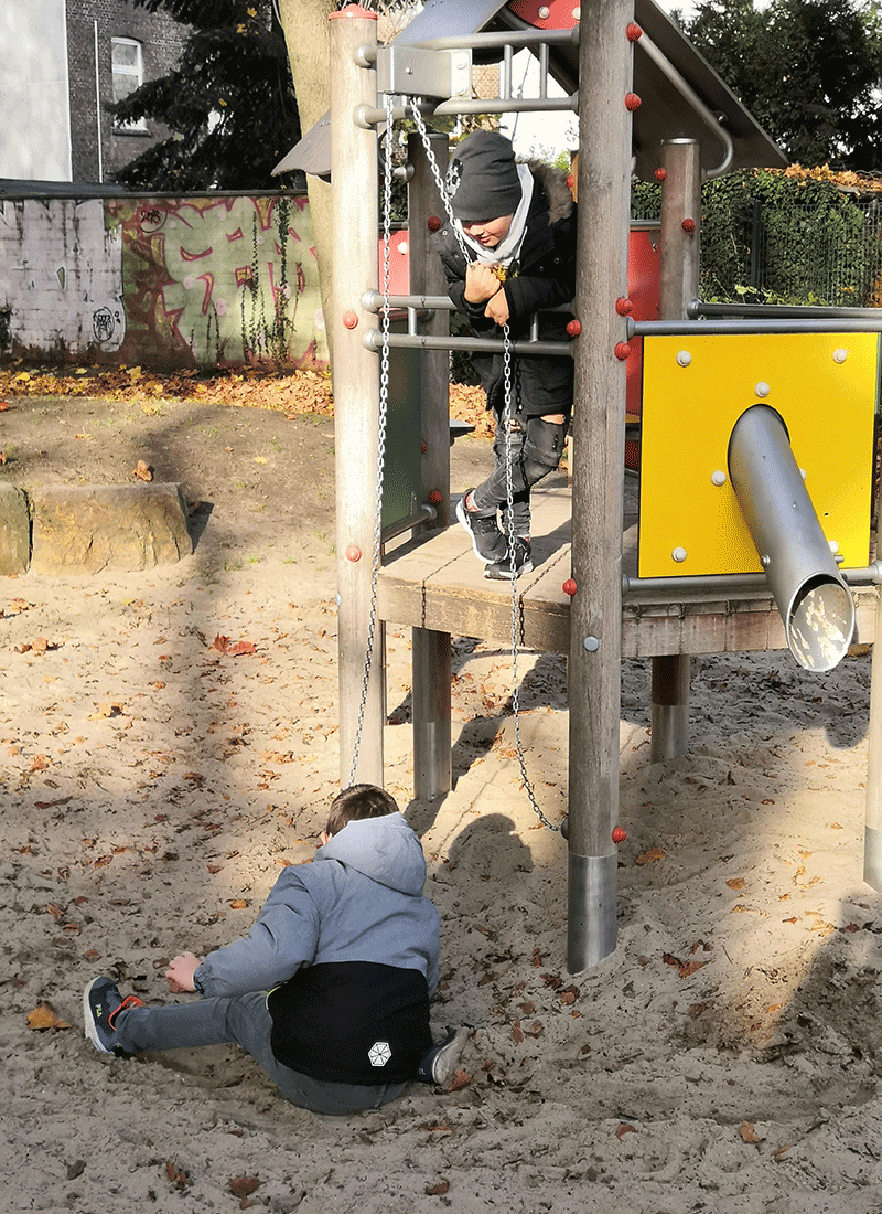 Spielplatzbesuch in der Herbstsonne