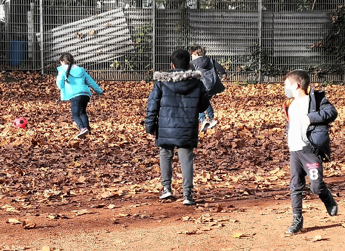 Spielplatzbesuch in der Herbstsonne