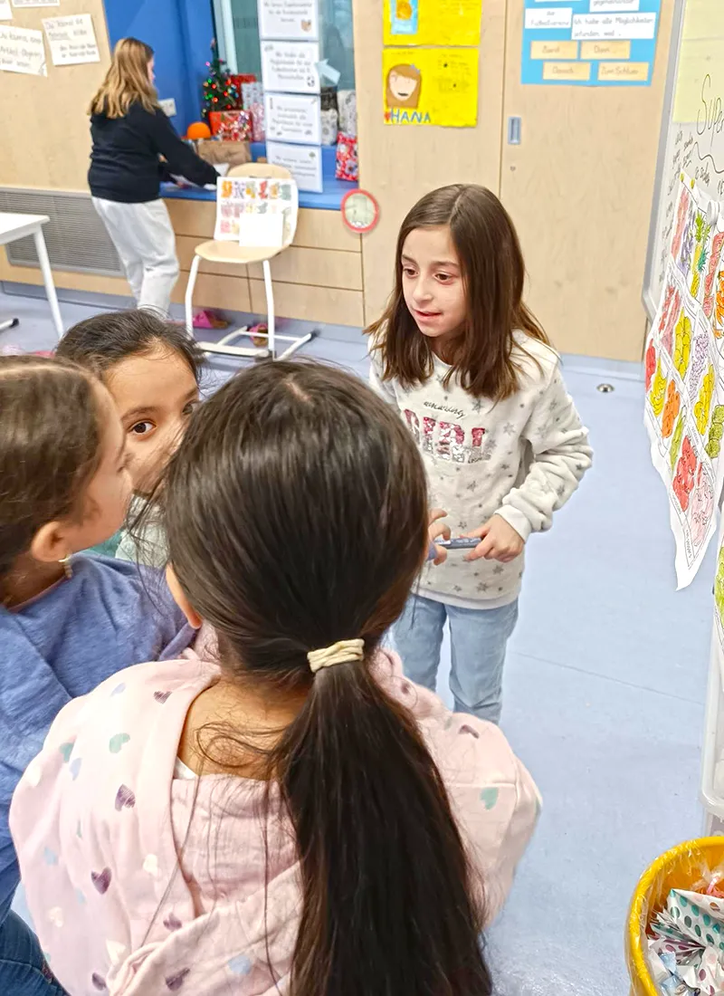 Schueler:innen der Feldsieper Schule im Englischunterricht beim Rollenspiel