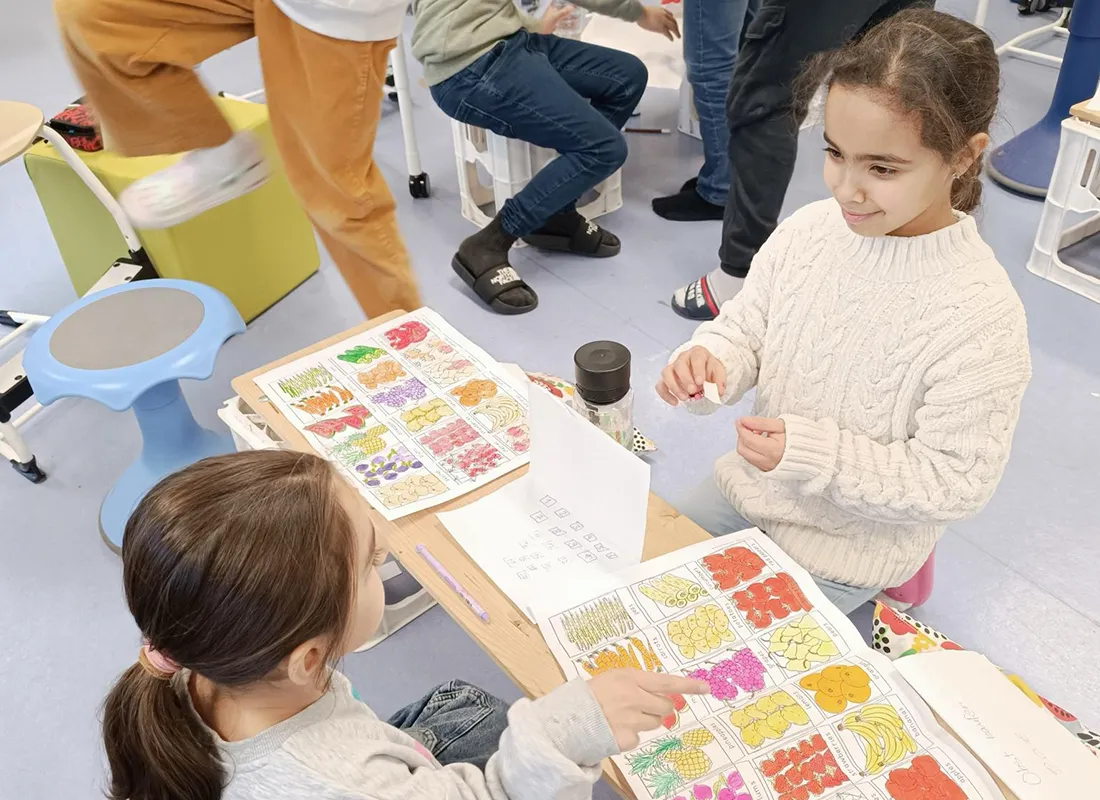 Schueler:innen der Feldsieper Schule im Englischunterricht beim Rollenspiel