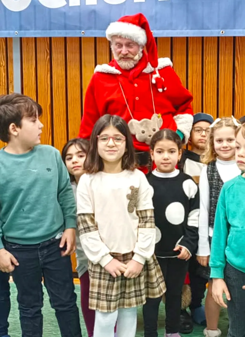 Auftritt des Nikolaus in der Turnhalle der Feldsieper Schule