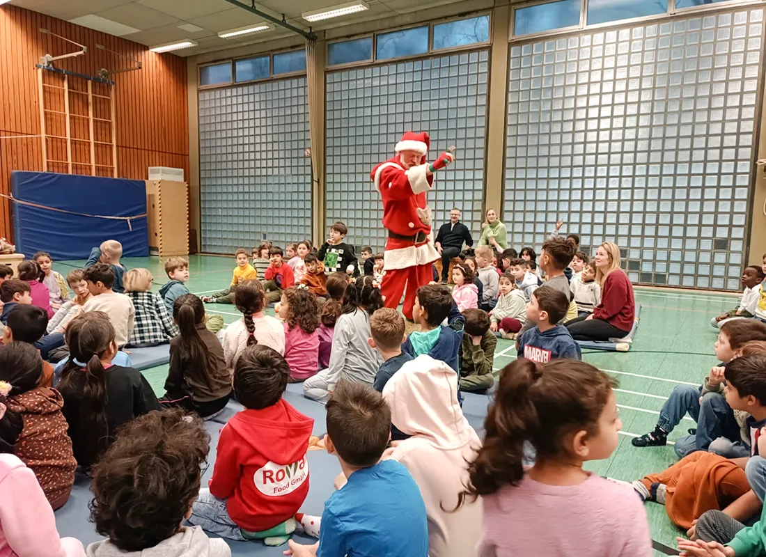 Auftritt des Nikolaus in der Turnhalle der Feldsieper Schule