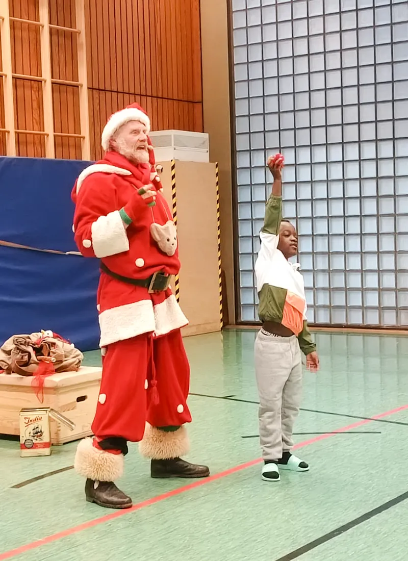 Auftritt des Nikolaus in der Turnhalle der Feldsieper Schule