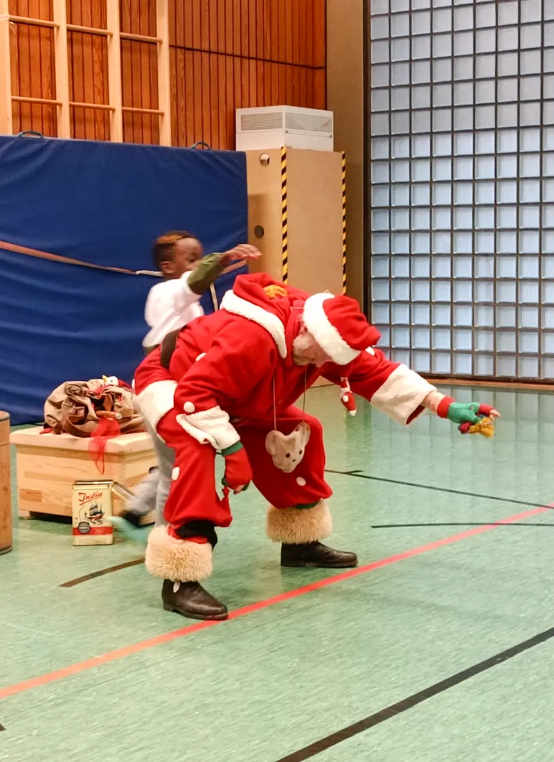 Auftritt des Nikolaus in der Turnhalle der Feldsieper Schule