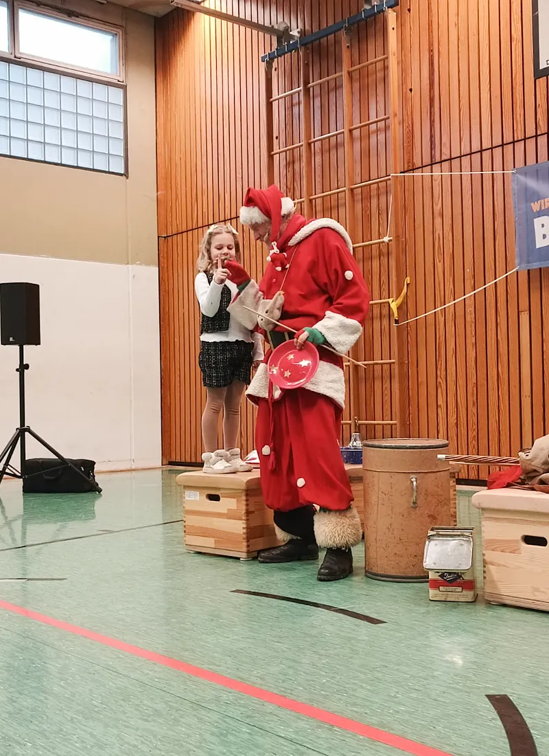 Auftritt des Nikolaus in der Turnhalle der Feldsieper Schule