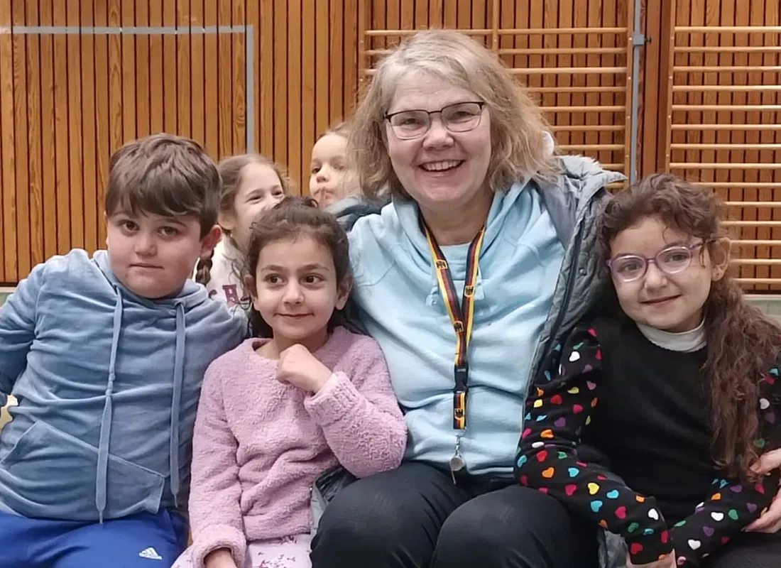 Auftritt des Nikolaus in der Turnhalle der Feldsieper Schule