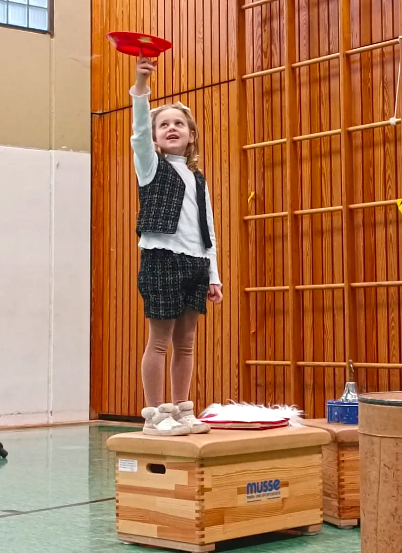 Auftritt des Nikolaus in der Turnhalle der Feldsieper Schule