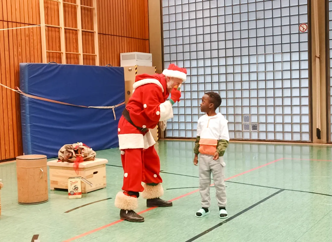 Auftritt des Nikolaus in der Turnhalle der Feldsieper Schule