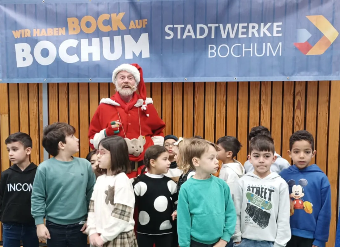 Auftritt des Nikolaus in der Turnhalle der Feldsieper Schule