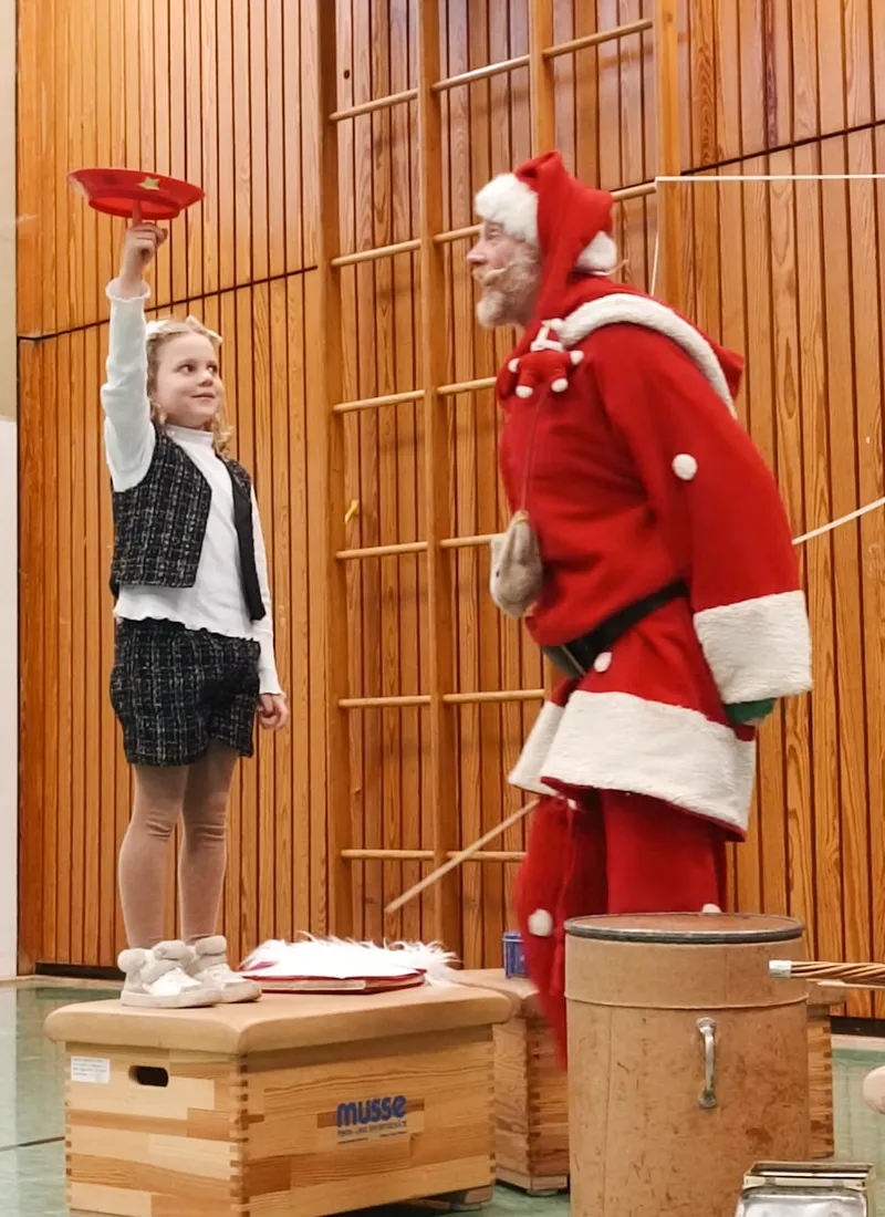 Auftritt des Nikolaus in der Turnhalle der Feldsieper Schule