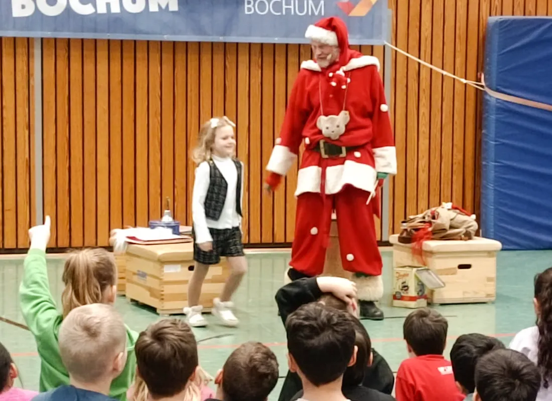 Auftritt des Nikolaus in der Turnhalle der Feldsieper Schule