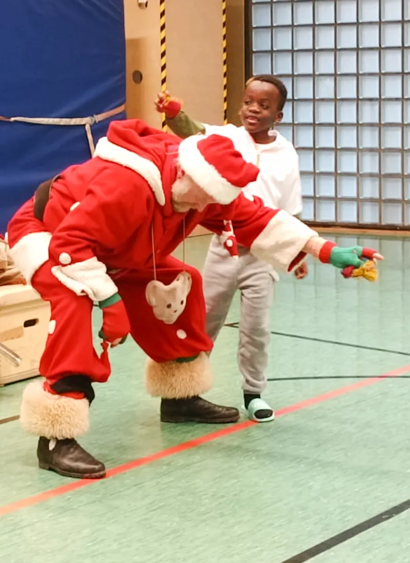 Auftritt des Nikolaus in der Turnhalle der Feldsieper Schule