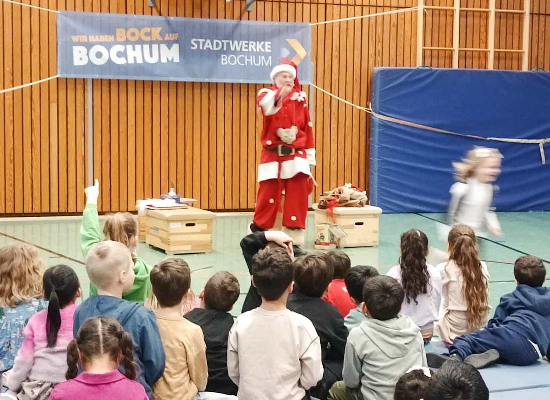 Auftritt des Nikolaus in der Turnhalle der Feldsieper Schule