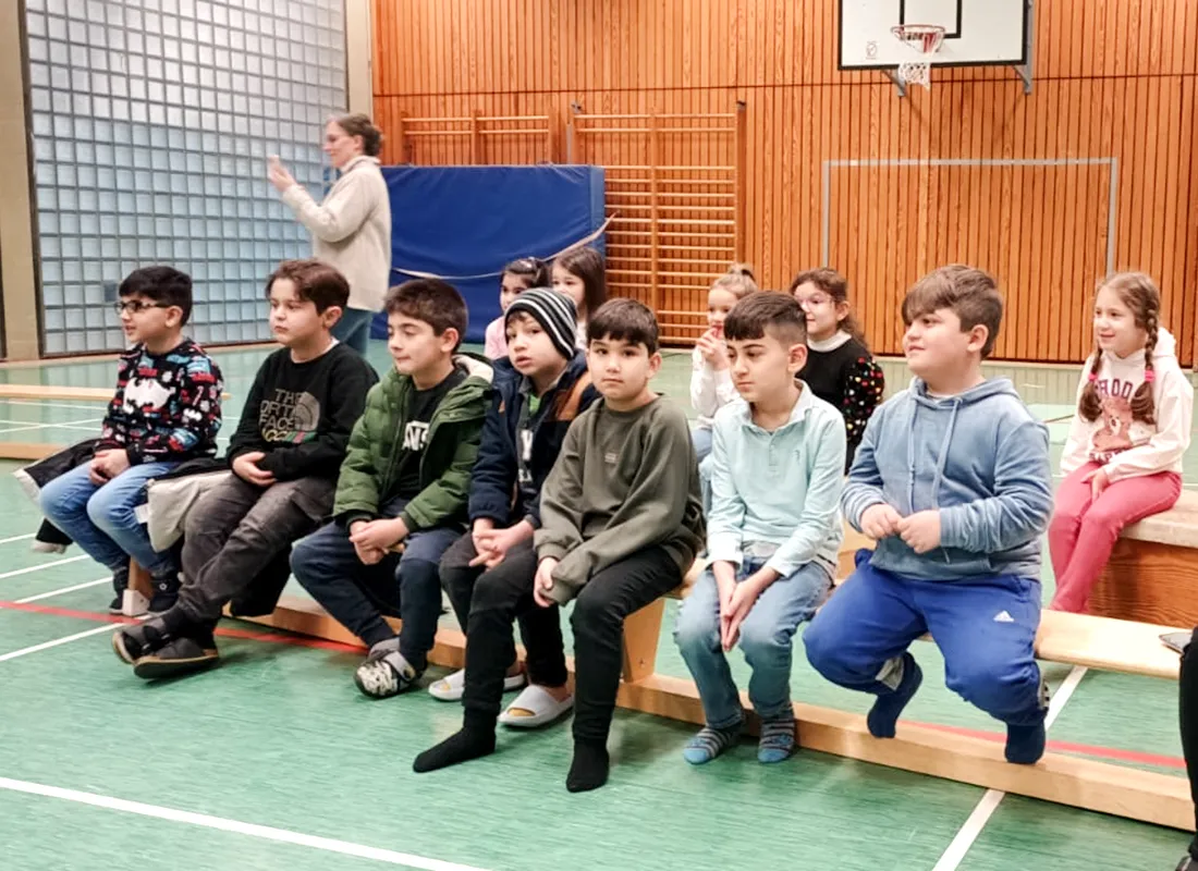 Auftritt des Nikolaus in der Turnhalle der Feldsieper Schule