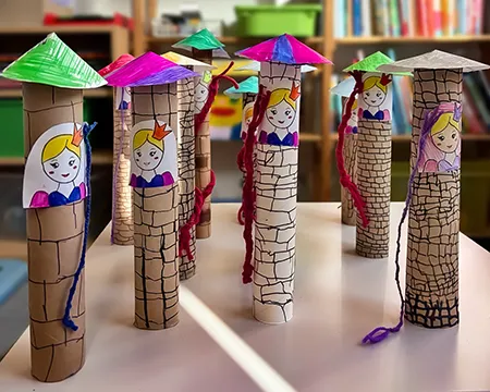 gebastelte Rapunzeltürme aus Tonpapier und Küchenpapierrollen