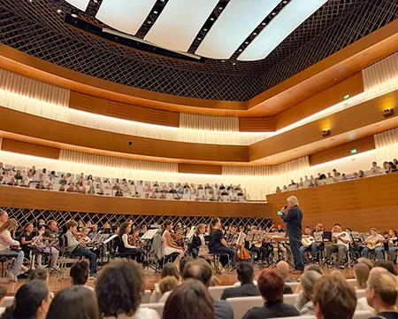 Kinder hören der Einleitung zu ihrem Jeki-Konzert auf der Bühne des Musikforums Bochum zu.